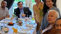 Nah kali ini momen makan-makannya dilakukan bersama keluarga tercinta. Suasana santai terlihat di foto ini. Foto: instagram @minola6000