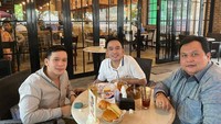 Minola terbilang dekat dengan Ruben dan Jordi Onsu. Lihat saja momen seru kulineran antar pengacara dan klien ini. Sudah seperti sahabat.  Foto: instagram @minola6000