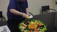 Dalam satu event resmi, Minola tampak serius memotong nasi tumpeng. Nasi kuning ini siap jadi santapan usai Minola memotongnya sebagai simbolis.  Foto: instagram @minola6000