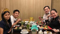 Nah kalau momen makan yang satu ini bersama keluarga inti. Restoran Jepang jadi pilihan keluarga ini.  Foto: instagram @minola6000