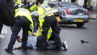 Kecelakaan itu disebabkan karena tindakan menghindari seorang demonstran berlari ke jalan.