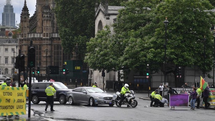 Mobil PM Inggris Boris Johnson tabrakan beruntun