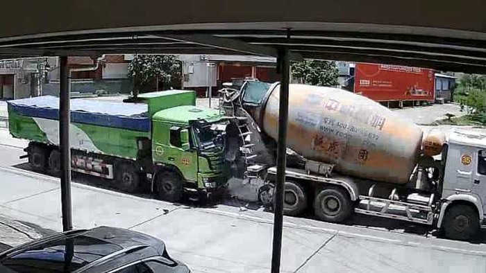 Mobil Remuk Digencet Dua Truk