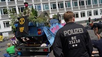 Diketahui, aksi unjuk rasa tersebut dilakukan para demonstran untuk meningkatkan kepedulian masyarakat terhadap perubahan iklim yang kian hari kian terasa dampaknya. Selain itu, aksi tersebut diharapkan dapat mendorong dilakukannya tindakan yang tepat serta efektif untuk memperlambat pemanasan global.