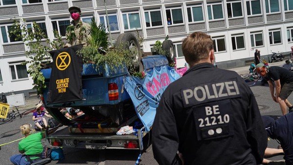 Mobil Ini Jadi Korban Aksi Demo Perubahan Iklim di Berlin