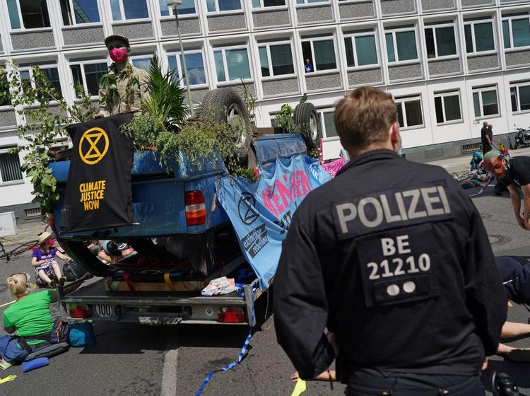 Mobil Ini Jadi Korban Aksi Demo Perubahan Iklim di Berlin