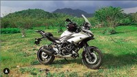 Huzni berhasil mewujudkannya dengan memodifikasi Yamaha R25 miliknya dengan konsep Tracer yang memiliki mesin yang lebih kecil. Perubahan sangat terlihat pada bagian kaki-kaki yang menjadikan motor ini lebih tinggi dan tangguh di segala medan. Foto: dok. Huzni/Istimewa