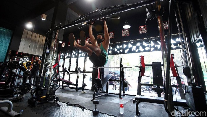 New Normal, Tempat Gym di Kota Bekasi Kembali Buka Sejumlah tempat gym atau pusat kebugaran di Kota Bekasi telah beroperasi di masa new normal ini. Begini potretnya.
