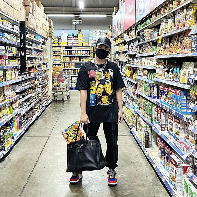 Rangga Moela juga nggak mau kalah. Belanja di Supermarket, ia menenteng Hermes yang dijadikannya sebagai tas belanja. (Foto: Instagram/@ranggamoela)