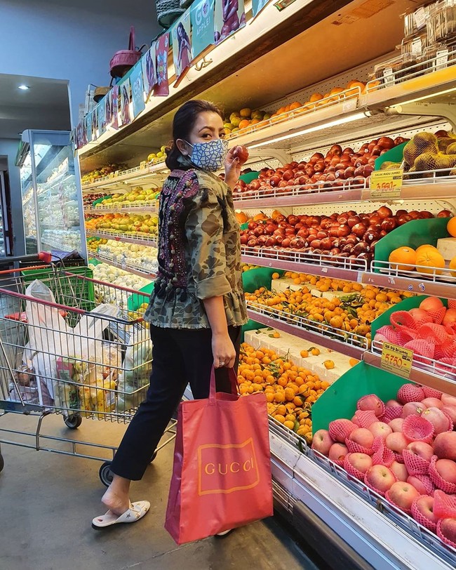 Mayangsari juga tetap belanja kebutuhan sehari-hari. Istri Bambang Trihatmodjo ini menebar pesonanya dengan jaket motif kamuflase yang dihiasi detail etnik dan tas belanja Gucci. (Foto: Instagram/@mayangsaritrihatmodjoreal)