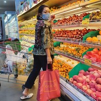 Mayangsari juga tetap belanja kebutuhan sehari-hari. Istri Bambang Trihatmodjo ini menebar pesonanya dengan jaket motif kamuflase yang dihiasi detail etnik dan tas belanja Gucci. (Foto: Instagram/@mayangsaritrihatmodjoreal)