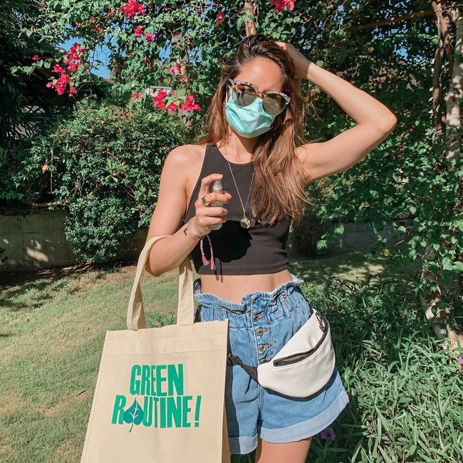 Go to the supermarket, but make it fashion, tulis Cinta Laura sebagai keterangan foto ini. Pergi ke supermarket, Cinta tampil kasual dengan cropped top hitam dan celana pendek jeans. Kacamata hitam dan fanny pack ikut menemani gaya Cinta kali ini. Tidak ketinggalan tas belanja daur ulang dan masker sebagai pelindung diri. (Foto: Instagram/@claurakiehl)