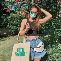 Go to the supermarket, but make it fashion, tulis Cinta Laura sebagai keterangan foto ini. Pergi ke supermarket, Cinta tampil kasual dengan cropped top hitam dan celana pendek jeans. Kacamata hitam dan fanny pack ikut menemani gaya Cinta kali ini. Tidak ketinggalan tas belanja daur ulang dan masker sebagai pelindung diri. (Foto: Instagram/@claurakiehl)