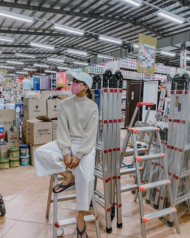 Kenyamanan tampaknya menjadi tema gaya Chika Jessica kali ini. Ia mencoba tampil stylish dengan padanan sweater, celanan baggy, topi baseball dan sandal.  (Foto: Instagram/@chikajessica88)