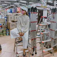 Kenyamanan tampaknya menjadi tema gaya Chika Jessica kali ini. Ia mencoba tampil stylish dengan padanan sweater, celanan baggy, topi baseball dan sandal.  (Foto: Instagram/@chikajessica88)