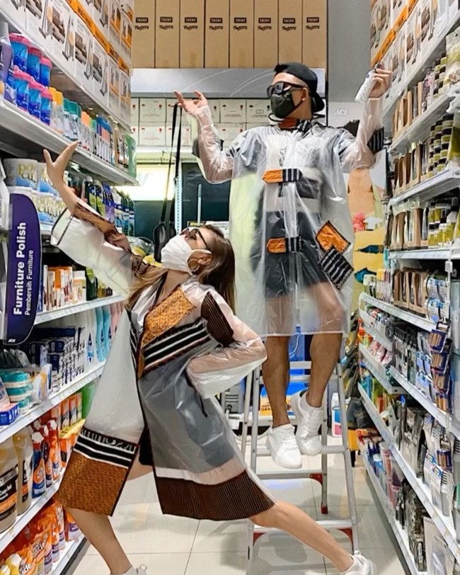 Model dan presenter Patrica Gouw tak mau berkompromi dengan masalah keamanan saat pergi keluar untuk berbelanja. Maka, jaket pelindung diri karya Anne Avantie menjadi andalannya. (Foto: Instagram/@patriciagouw)