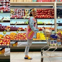 Jaket penuh warna menjadi andalan presenter Nadia Mulya. Ia lalu melengkapi gayanya dengan face shield kuning yang senada dengan sendal sliders-nya. (Foto: Instagram/@nadiamulya)