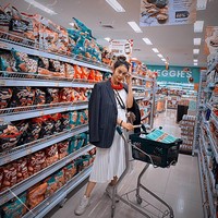 Conchita Caroline belanja dengan gaya yang seru. Blazer garis-garis dan rok lipit yang chic membungkus tubuhnya. Ia lalu memadukan pakaian formal itu dengan sneakers.  (Foto: Instagram/@conchizzlin)