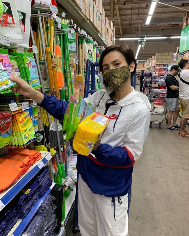 Wanda Hamidah tampil gaya dengan padanan baju olahraga dan masker bernuansa batik. (Foto: Instagram/@wanda_hamidah)