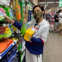 Wanda Hamidah tampil gaya dengan padanan baju olahraga dan masker bernuansa batik. (Foto: Instagram/@wanda_hamidah)