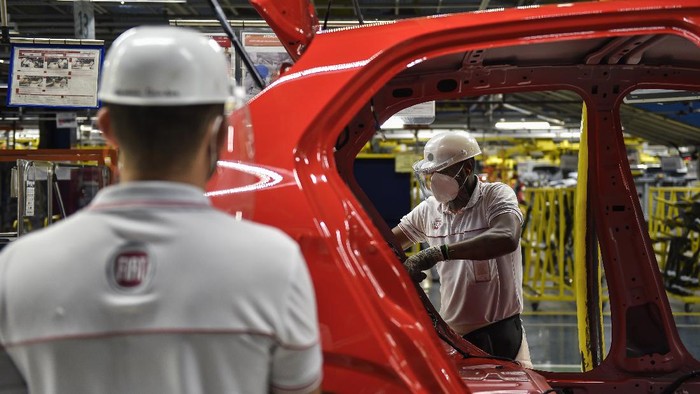 Produsen mobil asal Itali, Fiat Chrysler SA, sudah mulai mengoperasikan pabriknya di Brasil. Yuk, intip aktivitasnya.