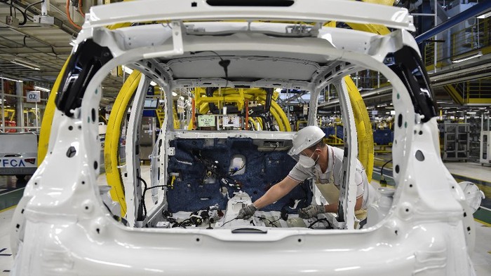 Produsen mobil asal Itali, Fiat Chrysler SA, sudah mulai mengoperasikan pabriknya di Brasil. Yuk, intip aktivitasnya.