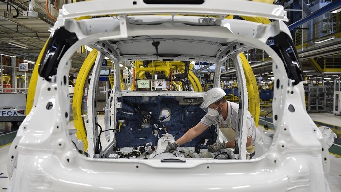 Pabrik Fiat Chrysler di Brasil Kembali Beroperasi Produsen mobil asal Itali, Fiat Chrysler SA, sudah mulai mengoperasikan pabriknya di Brasil. Yuk, intip aktivitasnya.