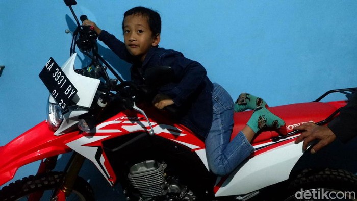 Tradisi cukur rambut gimbal di dataran tinggi Dieng tetap dilakukan tahun ini. Kali ini tradisi cukur rambut gimbal digelar di rumah bukan di gelaran Dieng Culture Festival.