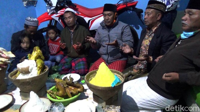 Pandemi Corona, Tradisi Cukur Rambut Gimbal Anak Dieng Digelar di Rumah Tradisi cukur rambut gimbal di dataran tinggi Dieng tetap dilakukan tahun ini. Kali ini tradisi cukur rambut gimbal digelar di rumah bukan di gelaran Dieng Culture Festival.