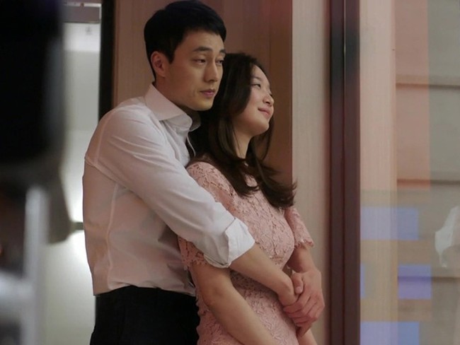 So Ji Sub banyak memainkan drama dan sukses membangun chemistry dengan lawan mainnya. Tapi bisa dibilang chemistry-nya paling kuat saat beradu akting dengan Shin Min Ah di Oh My Venus. Penonton menilai kemesraan dan romantisme mereka tidak terkesan dibuat-buat dan seperti kekasih sungguhan. Padahal saat syuting drama, Shin Min Ah sudah berpacaran dengan aktor Kim Woo Bin. Foto: KBS2