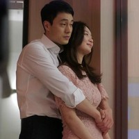 So Ji Sub banyak memainkan drama dan sukses membangun chemistry dengan lawan mainnya. Tapi bisa dibilang chemistry-nya paling kuat saat beradu akting dengan Shin Min Ah di Oh My Venus. Penonton menilai kemesraan dan romantisme mereka tidak terkesan dibuat-buat dan seperti kekasih sungguhan. Padahal saat syuting drama, Shin Min Ah sudah berpacaran dengan aktor Kim Woo Bin. Foto: KBS2