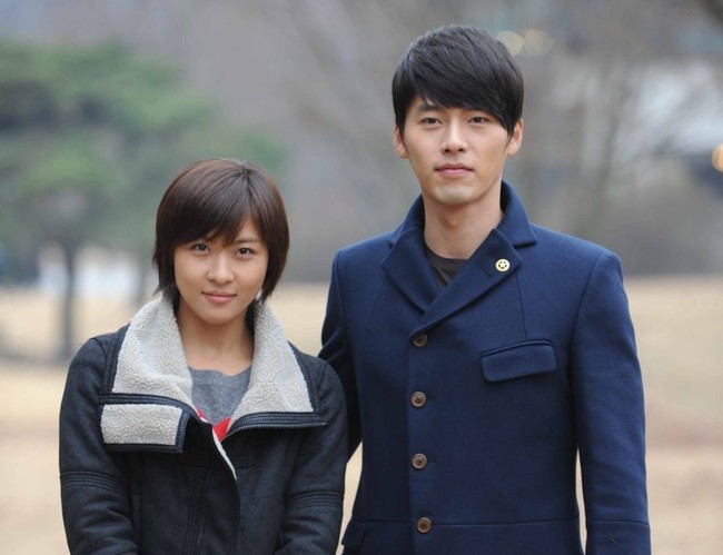 Bagaimana jadinya bila aktor dan aktris veteran dipasangkan dalam satu drama? Jadinya adalah sebuah masterpiece yang bisa kita tonton dalam drakor Secret Garden. Baik Ha Ji Won dan Hyun Bin sudah berpengalaman membintangi drama romantis jadi tidak sulit bagi mereka membangun chemistry yang membuat para penonton tak rela drama sebanyak 20 episode itu cepat berakhir. Foto: SBS