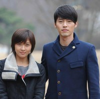 Bagaimana jadinya bila aktor dan aktris veteran dipasangkan dalam satu drama? Jadinya adalah sebuah masterpiece yang bisa kita tonton dalam drakor Secret Garden. Baik Ha Ji Won dan Hyun Bin sudah berpengalaman membintangi drama romantis jadi tidak sulit bagi mereka membangun chemistry yang membuat para penonton tak rela drama sebanyak 20 episode itu cepat berakhir. Foto: SBS