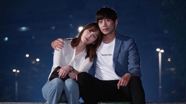 Drakor Another Oh Hae Young merupakan jenis melodrama yang melibatkan banyak air mata dan pertengkaran. Cerita romansa antara Oh Hae Young (Seo Hyun Jin) dan Park Do Young (Eric Mun) sangat intens sehingga membuat dua karakternya disukai penonton. Karakter mereka juga disebut dihidupkan dengan sangat baik oleh Eric dan Seo Hyun Jin. Beberapa adegan berciuman juga digambarkan dengan intens. Foto: tvN