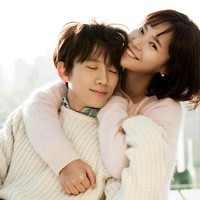 Dalam drakor Kill Me, Heal Me, Ji Sung memerankan Cha Do Hyun, pria berkepribadian ganda. Ia ditangani oleh psikiater Oh Ri Jin (Hwang Jung Eum) yang kemudian jatuh cinta padanya. Penonton kagum dengan kemampuan Hwang Jung Eum dan Ji Sung yang selalu bisa menghidupkan chemistry saat ia memerankan berbagai pribadi lain dari karakter Cha Do Hyun. Foto: MBC