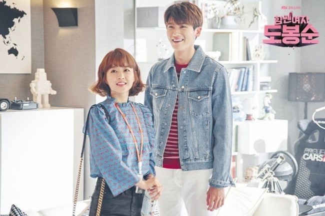  Gara-gara drama Strong Woman Do Bong Soon, fans berharap besar Park Bo Young dan Park Hyung Sik bisa jadi sepasang kekasih di dunia nyata. Hyung Sik dan Bo Young mampu memerankan pasangan yang sedang dimabuk asmara dengan sangat baik. Mereka juga kerap menampilkan adegan manis yang membuat penonton gemas. Foto: JTBC