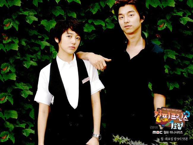 Coffee Prince merupakan salah satu drama fenomenal yang melambungkan nama Gong Yoo dan Yoon Eun Hye. Penonton pasti tak pernah lupa betapa menggemaskannya Choi Han Gyuk (Gong Yoo) saat jatuh cinta pada Go Eun Chan (Yoon Eyn Hye) yang menyamar menjadi pria, hingga Han Gyuk mempertanyakan orientasi seksualnya sendiri. Romantis dan manis, drama korea klasik ini sukses bikin para penonton baper. Foto: MBC