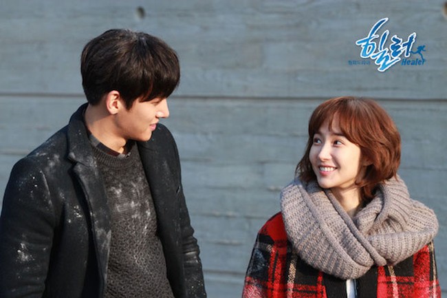 Healer termasuk serial yang fokus pada adegan laga dan konspirasi. Tapi bumbu romantis yang diselipkan tak kalah mendapat perhatian dari penonton. Chemistry antara bintang utamanya, Ji Chang Wook dan Park Min Young, disebut-sebut sebagai salah satu yang terbaik. Hingga serial tersebut berakhir, penonton masih mengelu-elukan mereka dan berharap keduanya benar-benar bersama. Foto: KBS2