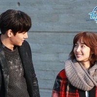 Healer termasuk serial yang fokus pada adegan laga dan konspirasi. Tapi bumbu romantis yang diselipkan tak kalah mendapat perhatian dari penonton. Chemistry antara bintang utamanya, Ji Chang Wook dan Park Min Young, disebut-sebut sebagai salah satu yang terbaik. Hingga serial tersebut berakhir, penonton masih mengelu-elukan mereka dan berharap keduanya benar-benar bersama. Foto: KBS2