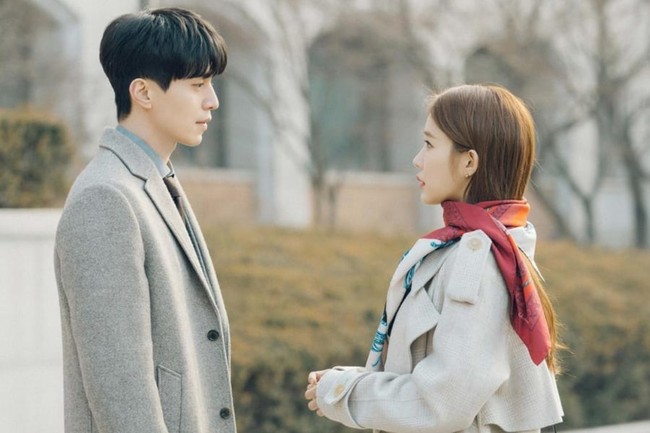 Penampilan Lee Dong Wook dan Yoo In Na di drakor Touch Your Heart mendapat pujian karena chemistry mereka yang kuat. Keduanya dinilai punya koneksi khusus secara emosional yang tergambarkan dengan baik di depan layar. Mulai dari adegan PDKT, merayu sampai putus, mereka mampu membawakannya secara natural seperti pasangan kekasih sesungguhnya. Foto: tvN