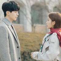 Penampilan Lee Dong Wook dan Yoo In Na di drakor Touch Your Heart mendapat pujian karena chemistry mereka yang kuat. Keduanya dinilai punya koneksi khusus secara emosional yang tergambarkan dengan baik di depan layar. Mulai dari adegan PDKT, merayu sampai putus, mereka mampu membawakannya secara natural seperti pasangan kekasih sesungguhnya. Foto: tvN