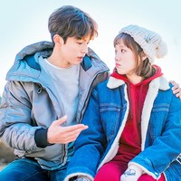 Pasangan manis dan menggemaskan ini membuat banyak orang mendukung Nam Joo Hyuk dan Lee Sung Kyung jadi kekasih di dunia nyata. Keterikatan batin mereka saat membintangi Weightlifting Fairy Kim Bok Joo memang bukan kaleng-kaleng. Keduanya bahkan sempat menjalin asmara meskipun harus putus setelah beberapa bulan pacaran. Foto: MBC