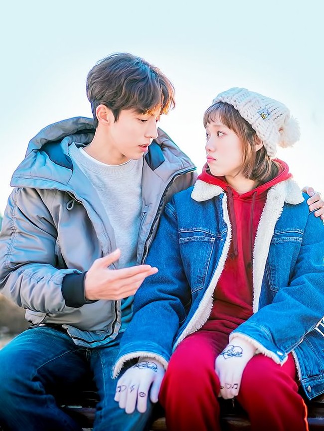 Pasangan manis dan menggemaskan ini membuat banyak orang mendukung Nam Joo Hyuk dan Lee Sung Kyung jadi kekasih di dunia nyata. Keterikatan batin mereka saat membintangi Weightlifting Fairy Kim Bok Joo memang bukan kaleng-kaleng. Keduanya bahkan sempat menjalin asmara meskipun harus putus setelah beberapa bulan pacaran. Foto: MBC