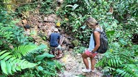 Rencana cuma beberapa hari saja trekking dan melihat Orang Utan di Bukit Lawang, tapi malah extend jadi 2 bulan. Tapi Jeff dan Zuzana tidak menyesal. Mereka bahkan senang karena sempat diundang warga untuk Idul Fitri di rumahnya. (dok. Jeff Yip/alifeofy)