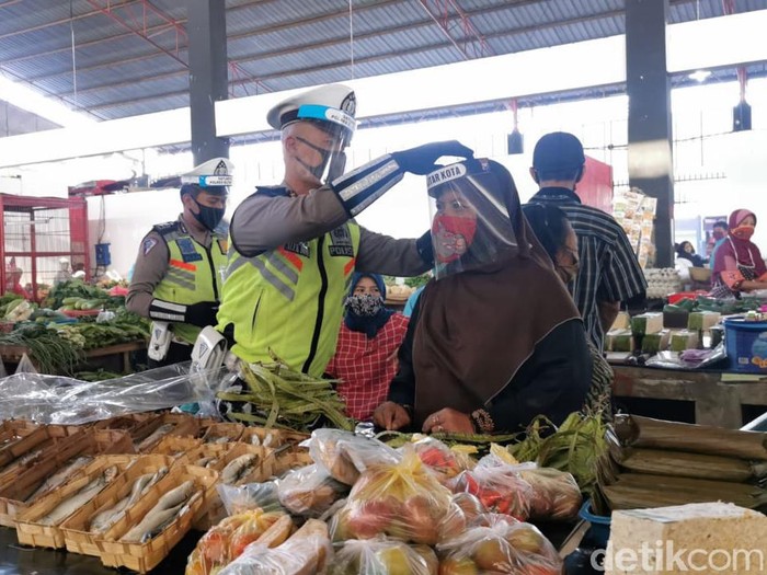 Sebanyak 250 face shield dan sarung tangan dibagikan kepada para pedagang di Pasar Pon. Alat pelindung diri itu dibagikan oleh jajaran kepolisian untuk menyiapkan pasar tangguh di Kota Blitar.