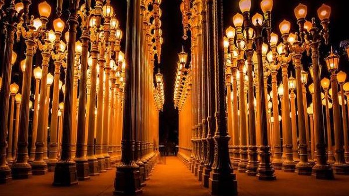 Patung Urban Light Karya Seniman AS Chris Burden di LACMA Los Angeles