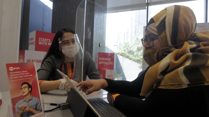 Pelayanan Nasabah dengan Protokol Kesehatan Memasuki fase kenormalan baru (new normal) layanan Customer Service Center AIA kembali beroperasi. Mereka menerapkan protokol kesehatan.