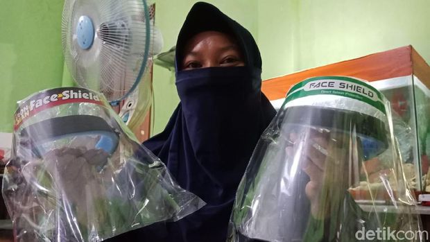 Pembuat Face Shield di Jombang Banjir Pesanan