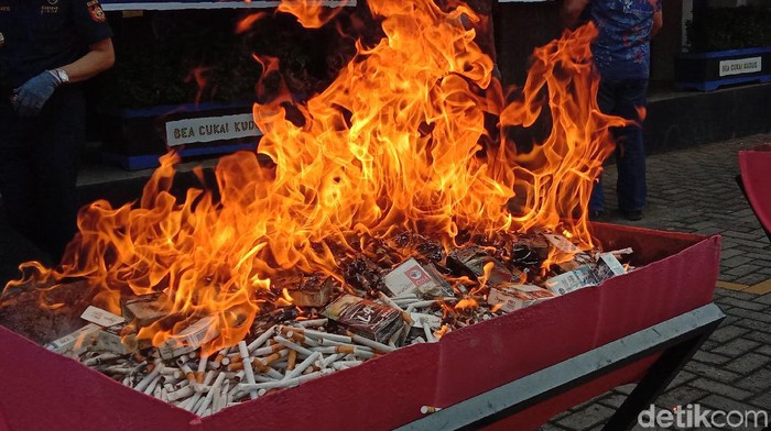 Pemusnahkan 19 ton rokok ilegal di Kudus, Kamis (18/6/2020)
