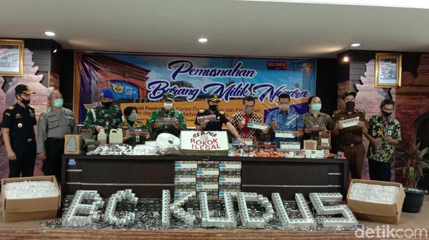 Pemusnahkan 19 ton rokok ilegal di Kudus, Kamis (18/6/2020)